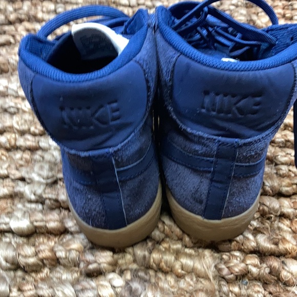 Kids Nike blue suede hightops. - Picture 4 of 6